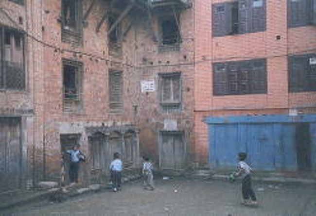 カトマンドゥはもう少し静かな所だと思っていたが、それはとんでもない間違いであった。慢性的な渋滞とそれに伴う排気ガス、そして鳴り止まないクラクションの音。。大通りの近くは口をハンカチで覆わないと歩けないほどだ。しかし１本裏道に入るとそこには懐かしい風景をたくさん見ることができる。路地で子供たちが遊び、カメラを向けるとニッコリと微笑んでくれる。レンガ色の街カトマンドゥ。僕は当ても無く路地裏を歩いた。