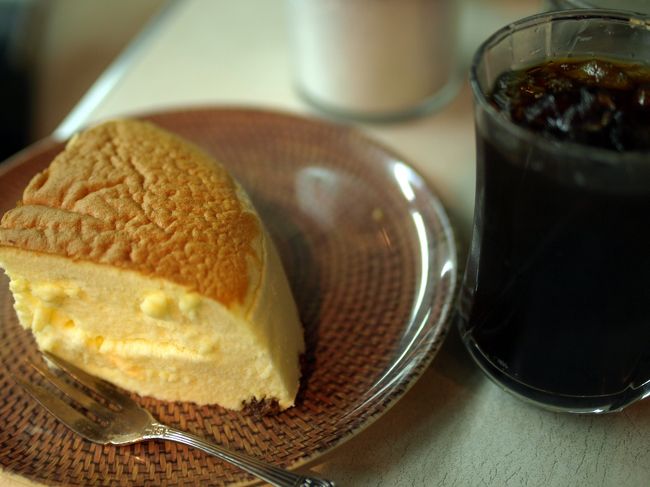 お土産で有名なりくろーおじさんのチーズケーキ。<br />みんな並んで買うんですけど、<br />実は２階に出来立てが食べることができる喫茶店があります！<br />ぜひ行ってみてください。めちゃくちゃふわふわでうますぎ。<br />そんなに座席数はないですが、なんばからちかいのに、意外とすいてる。<br />混雑したスタバと、ケーキを買う列を眺めながら出来立てがたべれます。<br /><br /><br />大阪銘菓「焼きたてチーズケーキ」・りくろーおじさんの店<br />http://www.rikuro.co.jp/<br />