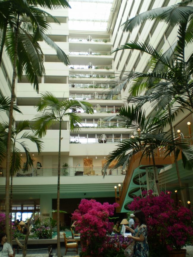 ホテル到着です！<br /><br />「ルネッサンス　リゾート　オキナワ」<br /><br />ブーゲンビリアが鮮やかです。