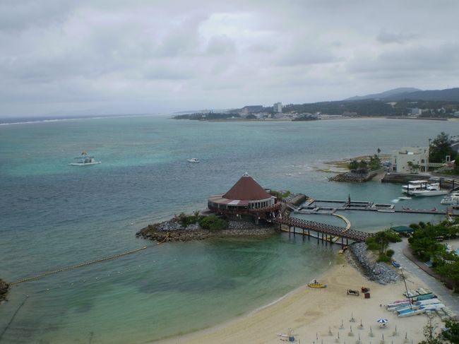 窓からの眺め。<br /><br />沖縄の青です。