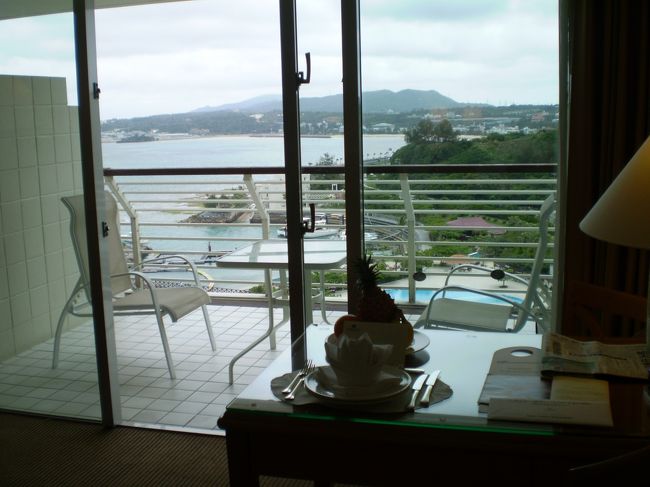 窓外のバルコニーにもテーブルと椅子。<br /><br />ワインなんか飲みながら、オーシャンビューを<br />満喫するというわけですねぇ。<br /><br />ちなみにここは１１階、最上階だそうな。