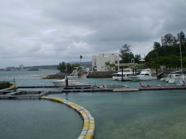 中程の白い建物が教会です。<br /><br />明日は、ここで式を挙げるんですね。