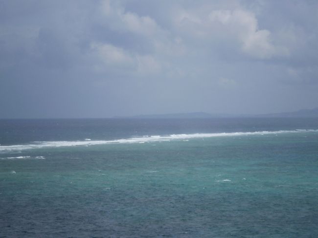空は、今日も快晴というわけにはいかなかった<br />ようですね。<br /><br />微妙な海の色の違いがわかります。