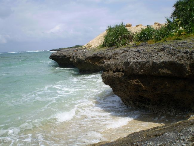 空と海と岩！<br />打ち寄せる白い波(^o^)<br /><br />海無し県人が感動する風景です。
