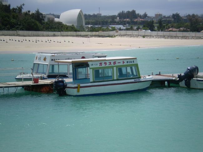 ガラスボートも浮かんでいます。<br /><br />これに乗って海中を覗いたら、きれい<br />なんでしょうねぇ^^;
