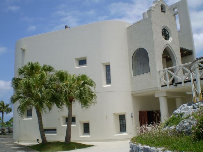 いよいよ式が始まります！<br /><br />白い教会に椰子の木<br />空も青いです。