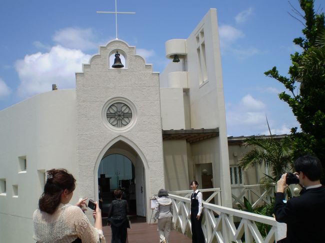 新郎新婦の登場をカメラを構えて待って<br />います。