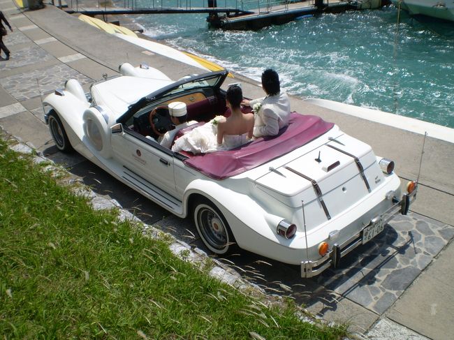 ホテルまでの数百メートルを、オープンカー<br />で移動します。<br /><br />二人の胸に鮮やかにこの日の風景が刻まれた<br />ことでしょう。