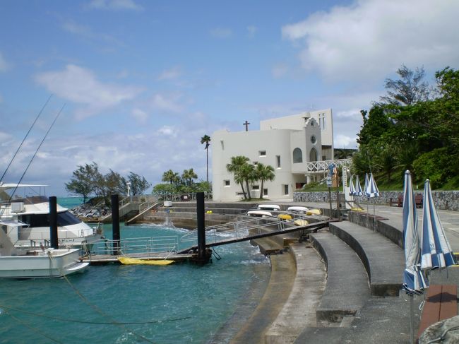 教会の上の空も、新しいカップルを祝福して<br />晴れ渡ってきました。