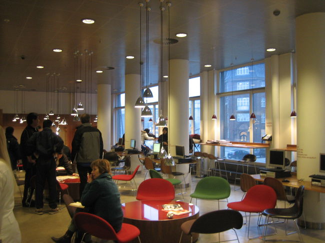 5つ★のデザインユース『ダンホステル コペンハーゲンシティ』<br /><br />ユースでも結構高いです。<br />お部屋は質素ながら綺麗！ロビーもこんな感じ。<br />キッチンでは美味しそうなパスタを茹でて手際よく料理している男の子が。その子を横目に、レトルト食品を温める私たち。うう…情けない！<br />廊下ではお酒のビンを持って座り込んで話している人たち。<br />学生寮みたいでした。