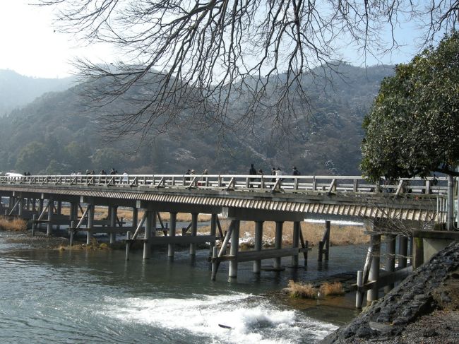 渡月橋。<br />やっぱり晴れてる方がいいですね♪<br />たくさんの観光客の方がいました。