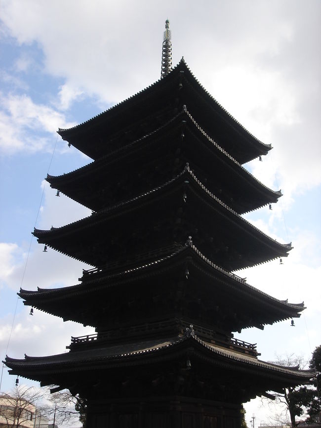 五重塔です。<br />光の加減で真っ黒にしか見えない…<br />東寺は広いから、歩き甲斐があります。