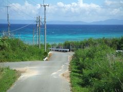 揺れる船も１時間１０分ぐらいで波照間島到着。
宿に入り自転車を借りてすぐにニシ浜へ。

ニシ浜へ行く道

この坂道を下っていると絵葉書のような景色が現れてきます。