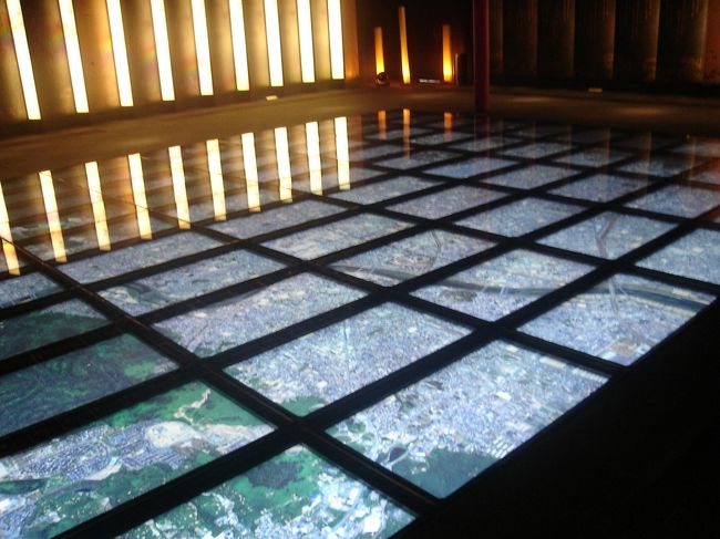 中は「小倉百人一首」をテーマにした施設でした。液晶のモニターがズラーっと床に敷き詰められています。