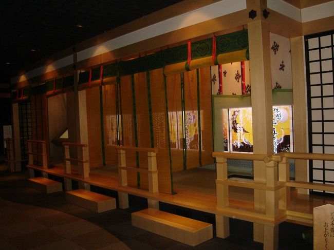 「体感五番勝負」歌人たちとかるた取りの対戦ができます。あっさり負けて、テンションが下がる↓↓