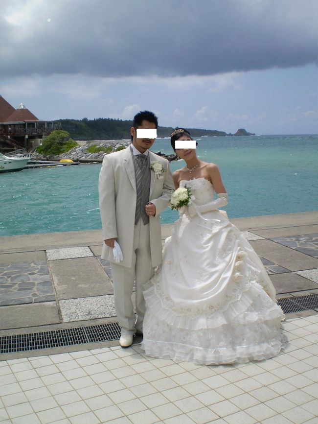 新郎新婦です。<br /><br />自慢するわけではありませんが、かなりの<br />美男美女です。<br />この二人を見た他の人たちが、モデルさん<br />でしょう？と噂しあっていたそうです。<br /><br />この写真を見ていると、このような海辺の<br />教会で結婚式を挙げたいという若い人の気持<br />ちが分かるような気がします。<br />