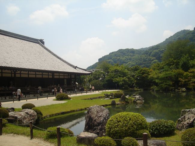 小方丈から大方丈を眺める。<br />池も白砂も本当にキレイ。