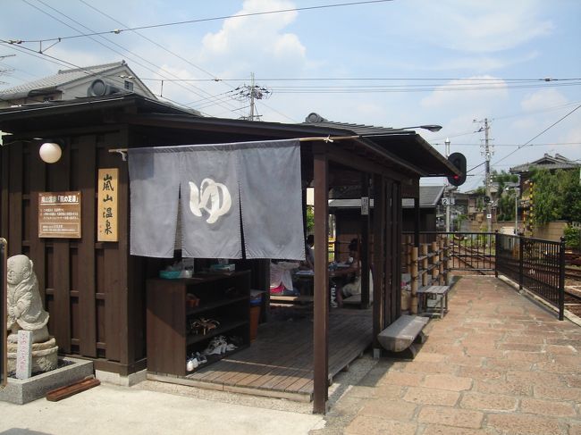 ふぅ〜。やっと駅に到着。<br />あまりの暑さに食欲が無くなり、駅前の売店でスイカジュースを飲む。<br />そして、駅の構内にある足湯に入って休憩。