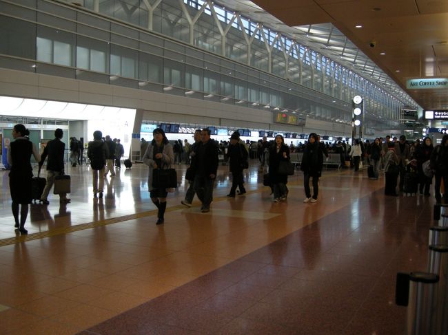 【１日目】<br />羽田空港にて。早く着きすぎて困ってる…<br />とりあえずベンチに座って人間観察だね〜<br />なんか言いながら退屈な時間をすごした所です。