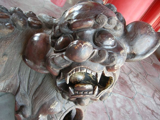 【２日目】<br />孔子廟の入り口に２体いた守り神？なのかな？<br />この子達ってとっても不思議。<br />こっち見てるでしょ？でもよく見ると口になんかある！