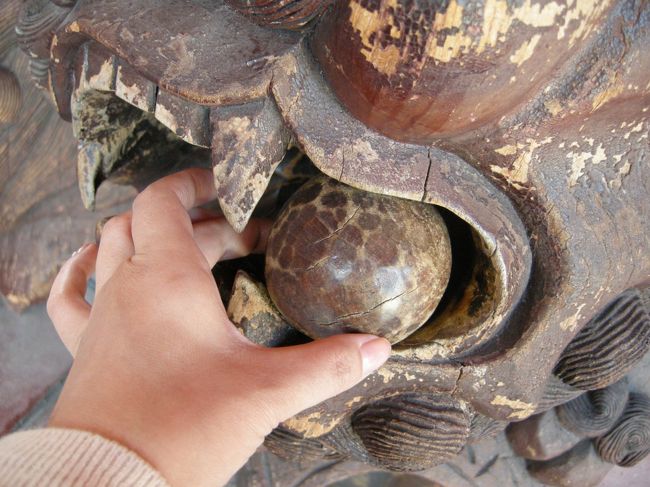 【２日目】<br />それをアップしたのがこれ。<br />この子達を作った時に玉は入れちゃったから<br />絶対に取れないんだって！<br />メッチャ不思議じゃない？？<br />木で出来てるんだけど、精巧に作ったな〜って思って。<br />でも、どうしても取りたかったけど、やっぱり無理でした。