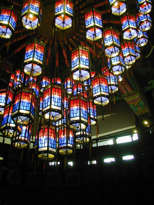 高い天井から吊り下げられた、正面入り口のシャンデリアも豪華でした。