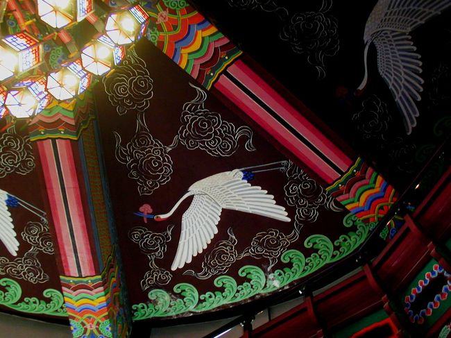 ドームになった高い天井一杯に描かれた伝統的な鶴の飛翔図です。内装を見ているだけで、暫くは飽きが来ません。
