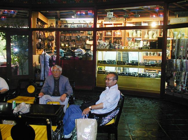 広々として、ゆったりとくつろげるロビーでした。その横には、お洒落な雰囲気の土産店がありました。