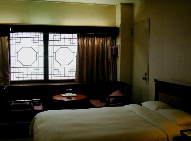 思ったより､部屋は狭いものでした。奥のテーブル付近が、少し窮屈でした。ただし､ベッドは重量感があり､清潔でした。