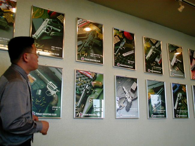 島影観光射撃場の待合室です。10種類以上のガンモデルを前に、いろいろと説明をしてくれた係員の人です。
