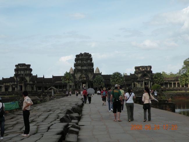 さすがに他と比べ、<br />観光客の数が多かったです。<br />オレンジシャツはガイドさんの制服。<br /><br />ここからは全貌は見えません。<br />5つある尖塔の頭も<br />3つまでしか確認できません。<br /><br /><br /><br /><br />