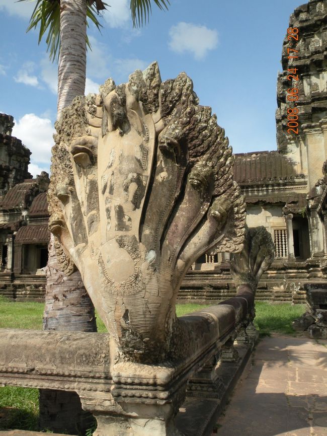 西塔門のナーガ。<br />蛇の頭は必ず奇数だそうです。<br /><br />人が多いと写真を撮るのも時間が。<br />ジェスチャーでお互い譲り合ったりも。<br /><br />3つある西塔門の入り口の中央は<br />保存か修復の為、入れなくなってました。<br />『きれいな写真が撮れるんだけど…』<br />とは、ティさんの言葉。<br /><br />入口をくぐるといよいよその全貌が。<br /><br /><br />