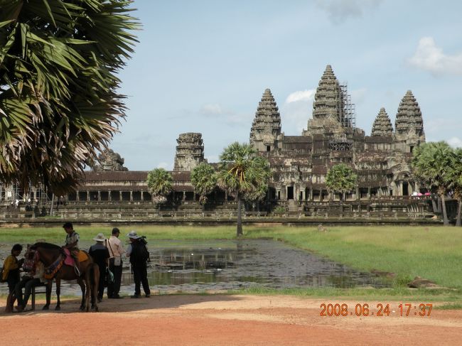 やっと来ました。<br />ここからはまだ尖塔4つしか確認できず。<br /><br />しかし、<br />ちょっと位置を変えて見ると…<br /><br /><br />