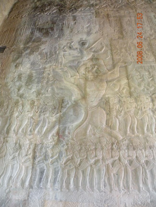 ガルーダに乗るヴィシュヌ神。<br /><br />他にもたくさんのレリーフが。<br />小さな空間ですが、かなり時間が潰せました。<br />