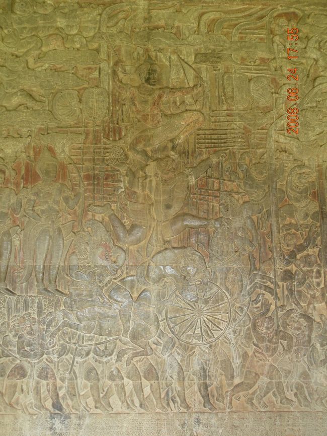 そして、【ラーマヤナ物語】のレリーフへ。<br />先ほど聞いた話と照らし合わせて進みます。<br />光沢があるところは人が触った所らしい。<br />今は触れないようにロープを張られてますが。<br /><br />ハヌマーンに乗って<br />弓を射るラーマ王子の姿。<br />1本矢を射るだけで、<br />数十本の矢が飛び出したと言われているそう。<br />ハマヌーンはサルの神です。<br /><br /><br /><br />