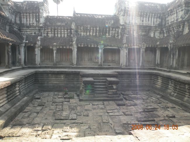 そこから十字回廊へ。<br /><br />沐浴地の跡。<br />十字回廊を中心に<br />4面沐浴地があります。<br /><br />ここには江戸時代の日本人の落書きが。<br />写真撮ろうと思ってましたが、<br />あまりにも不鮮明だったのでやめました。<br />よーく見ないと分かりません。<br /><br /><br /><br /><br />