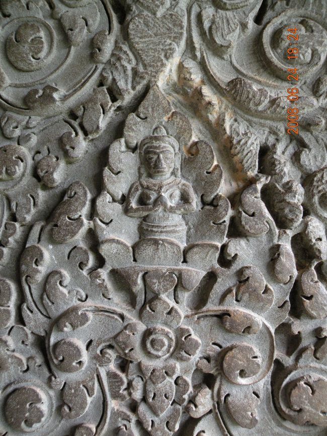 柱に施されたレリーフのアップ。<br /><br />第2回廊へと進みます。<br />ここはあまりレリーフとかがないとのこと。<br />通り抜けて、表へ出ると…<br /><br />