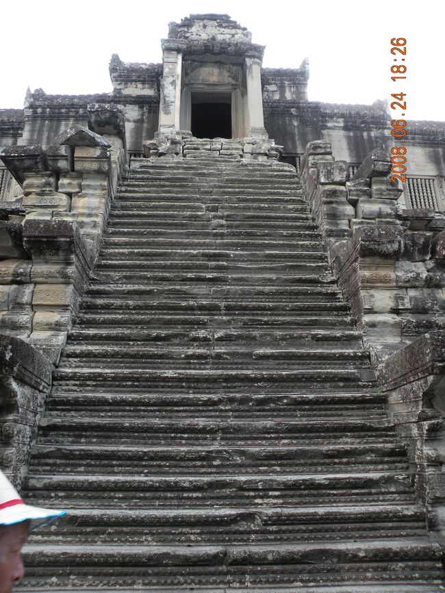 第三回廊への階段。<br /><br />2007年10月から修復の為、入場不可に。<br />とても急な階段なので、<br />私は相当苦労しそうですが、<br />やっぱり登ってみたかったです。<br /><br /><br />