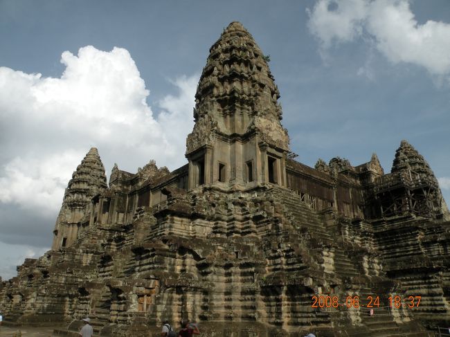 ここで少し自由時間に。<br />登れない中央祠堂の周りをぐるぐる。<br /><br />天気がよく、<br />空の青がきれいでした。<br /><br /><br />