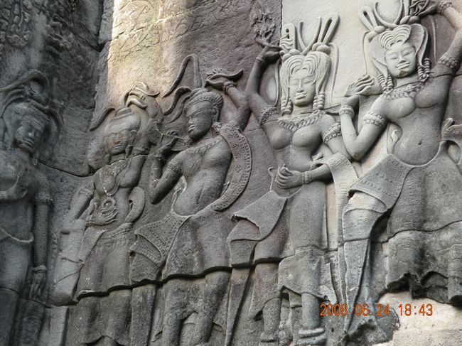 ティさんと合流した後、<br />珍しい彫刻があると言われついて行くと<br />『しゃくれてる。』<br />とひと言。<br />笑ってしまいました。<br /><br /><br />アンコール・ワットを後にし、<br />ドライバーさんの待つ場所まで歩きます。<br /><br />その道中、急に葉から虫を取り出し<br />『これは食用です。<br />味はまぁまぁおいしいです。』<br />と教えてくれたり。<br />結構カンボジア豆知識を話してくれます。<br /><br /><br />夕陽を見る為、“プノン・バケン”まで。<br /><br />丘の上の遺跡で夕陽を見るとこの事。<br />登り口で地理と説明を聞く。<br />てっきり一緒に登るのかと思っていたら、<br />『私は牛の像の前で待ってます。<br />日が沈むまで待ってると混むから<br />17：45ぐらいに遺跡を降りて来てね。』<br /><br /><br /><br /><br /><br /><br /><br /><br /><br /><br /><br />