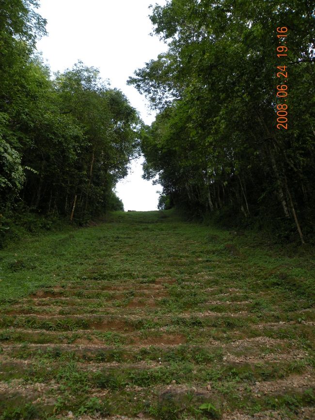 という事で、<br />ゆっくり歩いて20分という<br />なだらかな坂を登り始めました。<br /><br />≪途中で見た坂≫<br />“地雷を踏んだらサヨウナラ”で<br />アンコール・ワットが見たくて<br />泰造が駆けだすシーンがありますが、<br />そこに似てるなぁと思って。<br />みなさん、どう思います？<br /><br /><br />途中で急にしんどくなって。<br />休むと余計動けなくなりそうで<br />黙々と自分のつま先を見ながら進む。<br /><br />ゴールが見えた時点でひと休み。<br />熱中症？と思って、水分補給をしました。<br />で、夕陽を見る場所は遺跡の上。<br />気力を振り絞って、<br />苦手な急な階段を上がりました。<br /><br /><br />