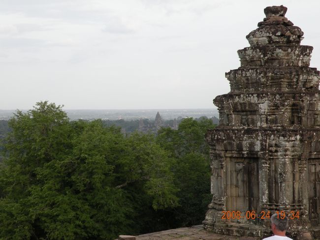うろうろするような元気はなく、<br />友達に良さそうな場所を探してもらい<br />その辺に座り込み待機。<br /><br />続々と人が集まってきました。<br /><br />