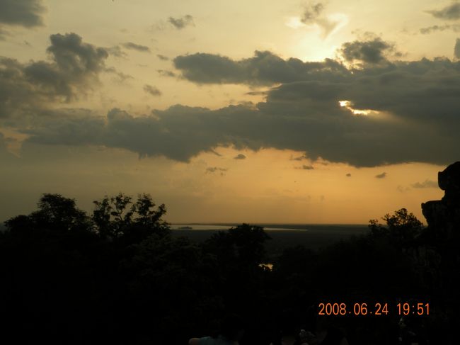 雲に隠れて見えず。<br />約束の時間まで<br />祈りながら夕陽を待ちます。<br />