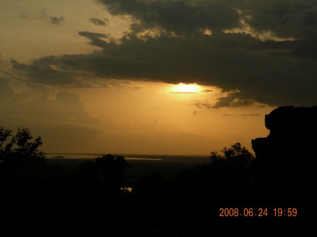 でも、結局きれいな夕日は拝めず。<br />約束した時間より10分ねばったんですけど。<br />これ以上は無理かなと階段を降りました。<br />でも、階段が苦手な私にしたら<br />視界が明るく、空いてる時間に戻るのは正解。<br /><br />ガイド仲間の中で談笑してるティさんに<br />遠くから戻ってきたことをアピール。<br />ティさんの早いテンポに遅れぬように<br />結構な早足で丘を降りました。<br /><br />