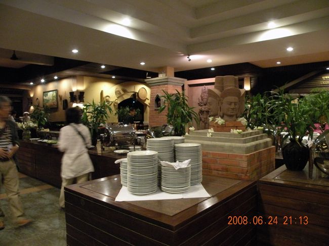 今日の観光は終了し、夕食へ。<br />アプサラダンスショーを見れるレストランへ。<br /><br />“アンコール・モンディアル”<br />ビュッフェスタイル。<br />メニューは豊富でした。<br />