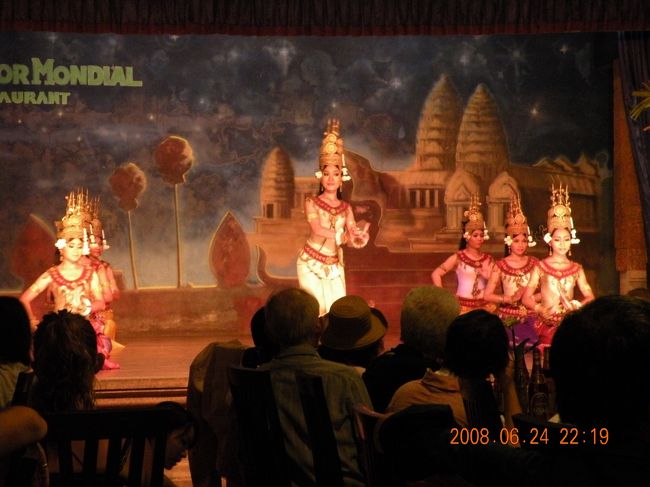 ショーが終わり、他のお客さん達が<br />踊り子の周りに集まって写真撮影してる中<br />ティさんに促され店を後にしました。<br />彼はいつも早め、早めに行動。<br /><br /><br />今日は本当に内容充実の1日。<br />明日は少しだけ集合時間が早いこともあり、<br />ホテルに戻った後、すぐにお風呂に。<br />またもさっさと就寝しました。<br /><br /><br /><br /><br /><br /><br /><br />