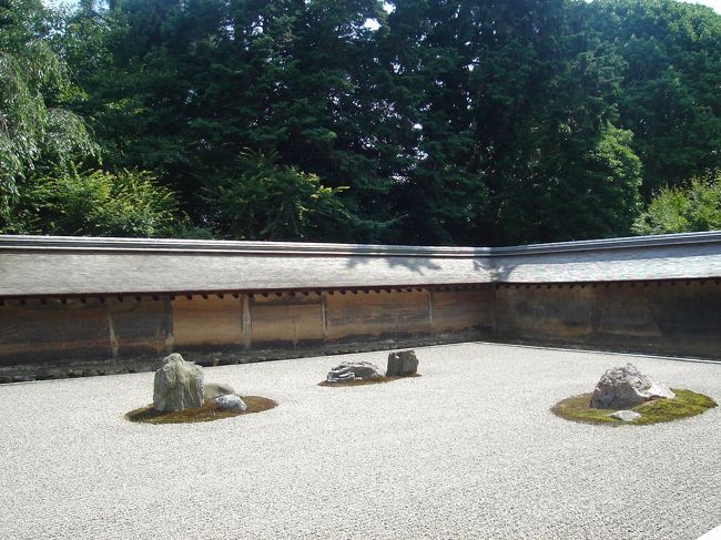 龍安寺に到着です。<br />方丈の前庭の枯山水の石庭です。<br />方丈の縁側に座って、しばらく庭を眺めてました。