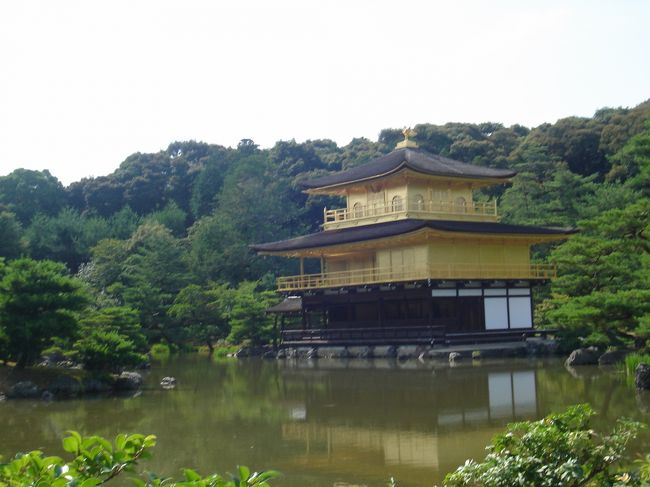 龍安寺前からバスに乗って金閣寺前へ。<br />金閣・鹿苑寺です。<br />嵐山はあんまり外国の人がいなかったですが、この辺は多いですね〜。