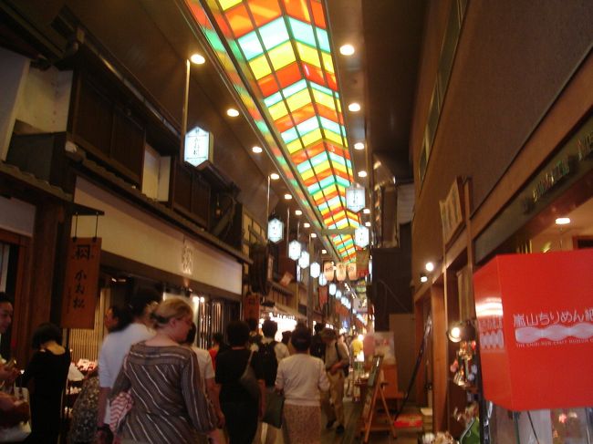 金閣寺をあとにし、バスで四条烏丸に戻ります。<br />まだ5時なので、錦市場を見学することにしました。<br />かなり長いアーケードの両側にたくさんのお店が並んでいました。