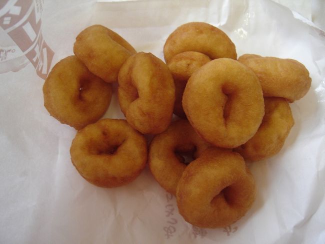 「こんなもんじゃ」で豆乳ドーナツを買ってホテルに帰ります。お腹がいっぱいになったら、少し寝てしまいました(-_-)zzz<br />